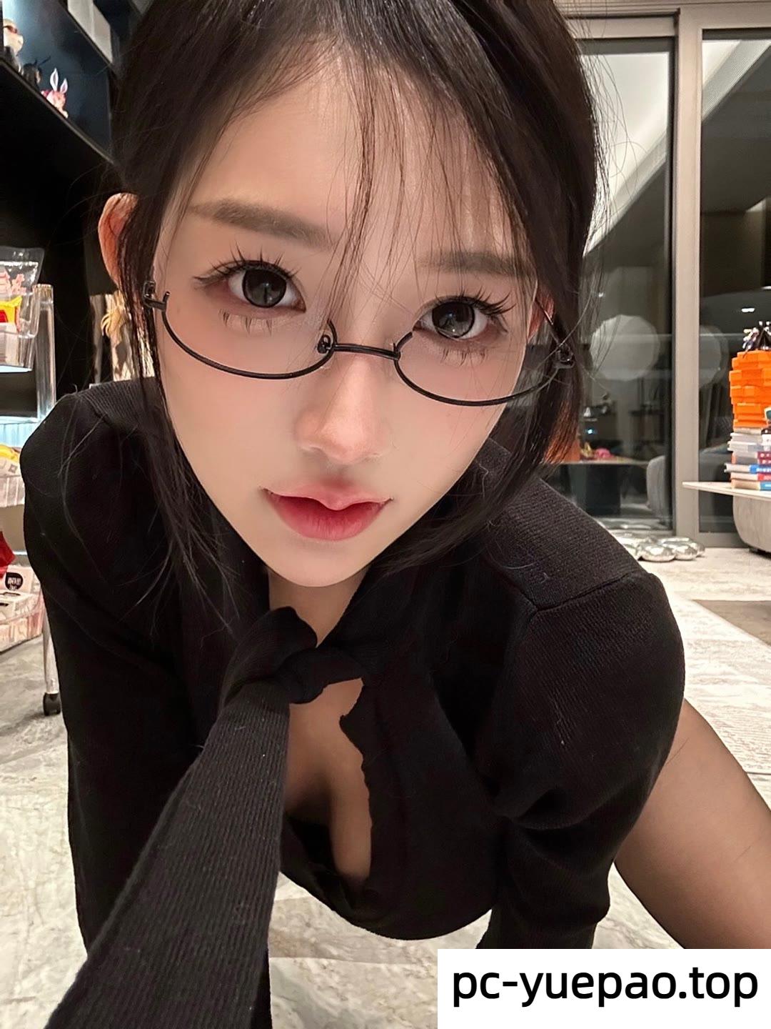 黑丝美腿眼镜骚货
