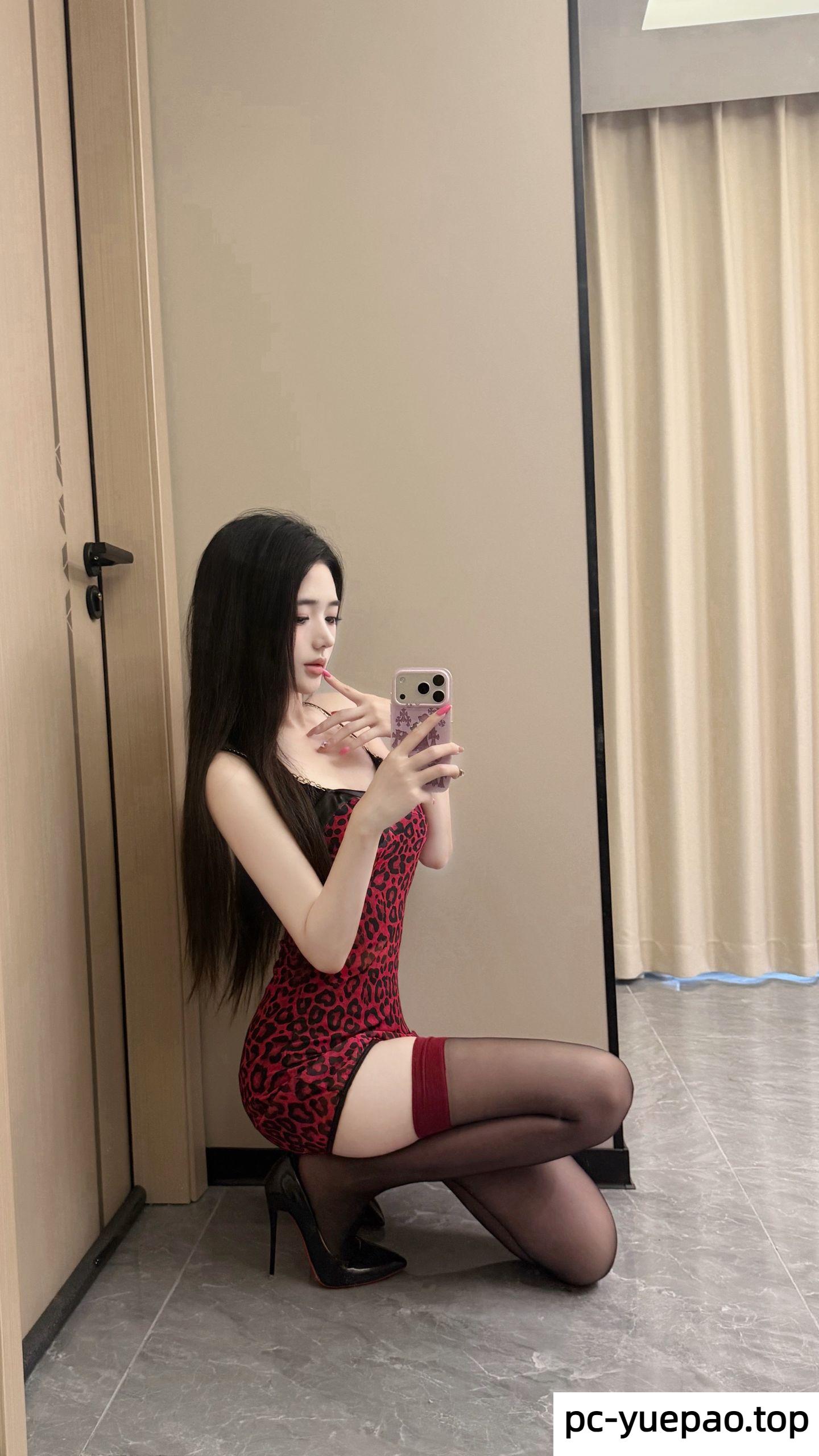 小辣妹配开档黑丝粉鲍美味