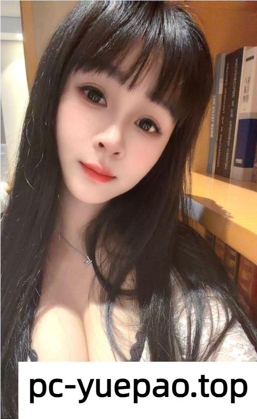 一对丰满美乳发育的很美
