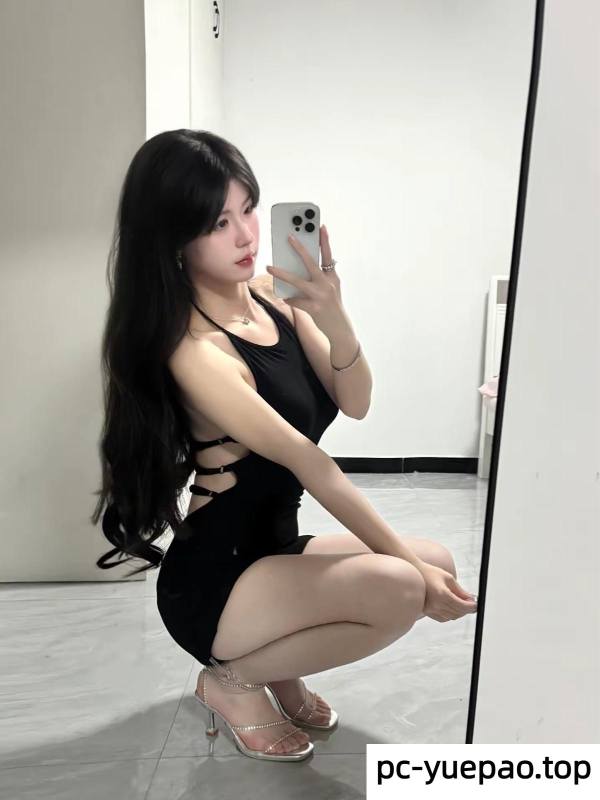 摸着大长腿挑逗让她淫水哒哒