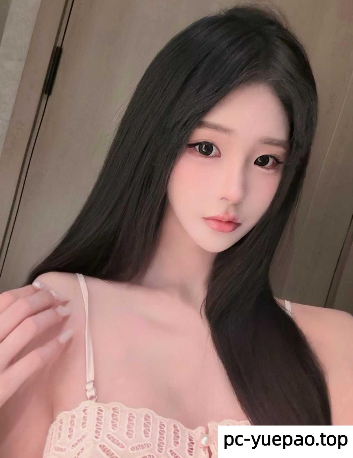 26075558400