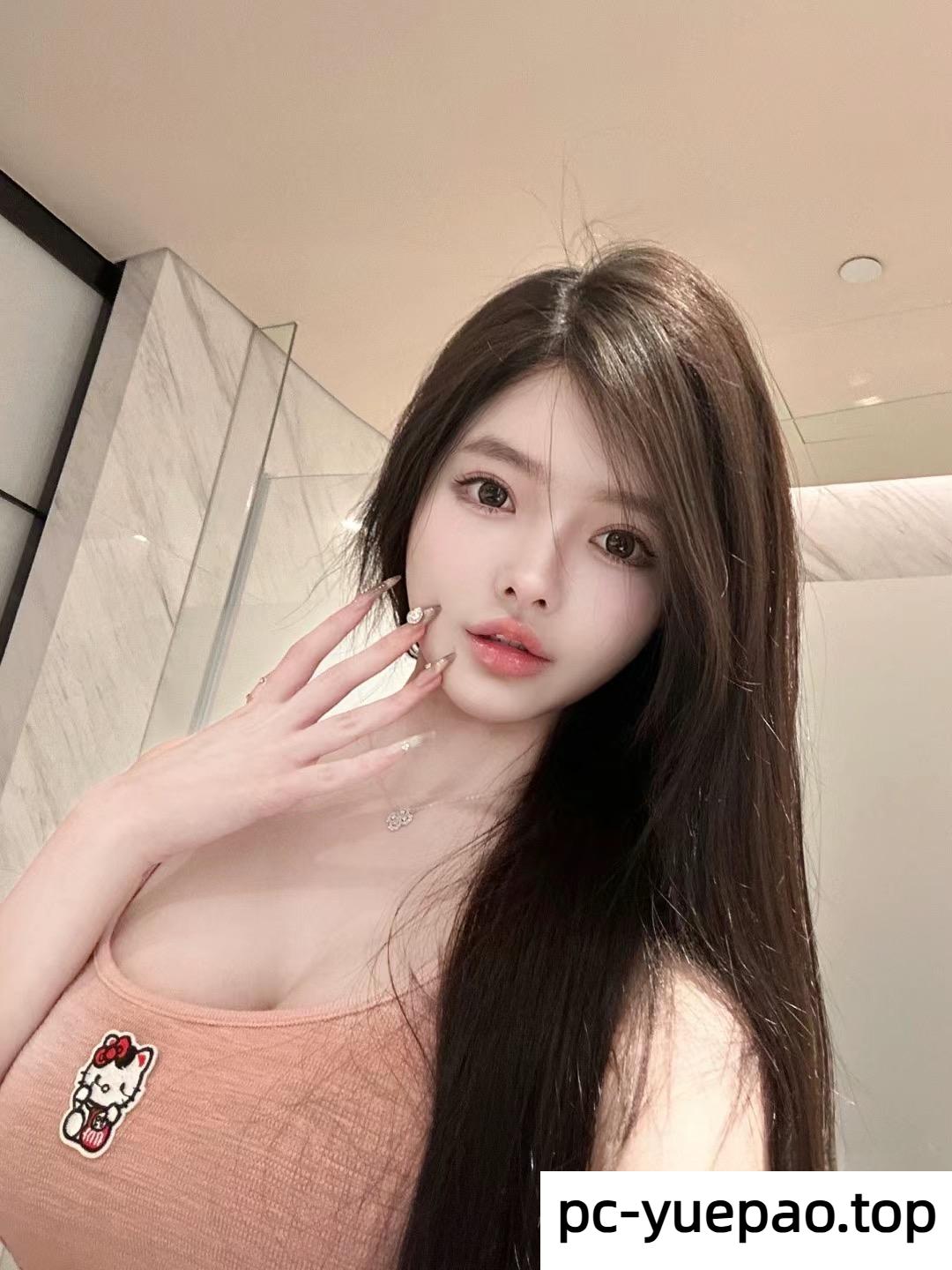 西湖区小女人一对车灯亮的晃眼睛