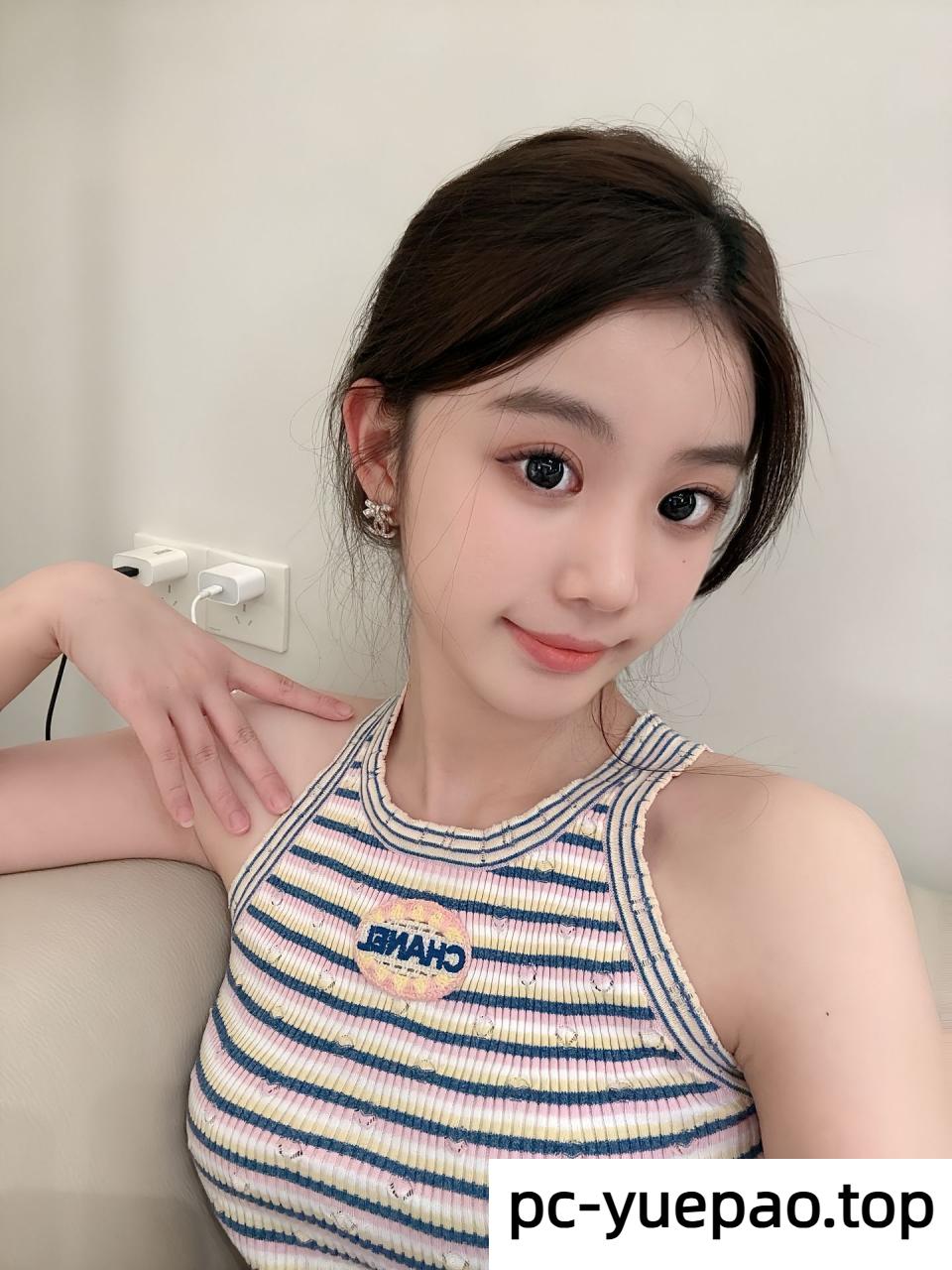 20来岁的清纯小妹有点内敛粉逼非常的嫩滑