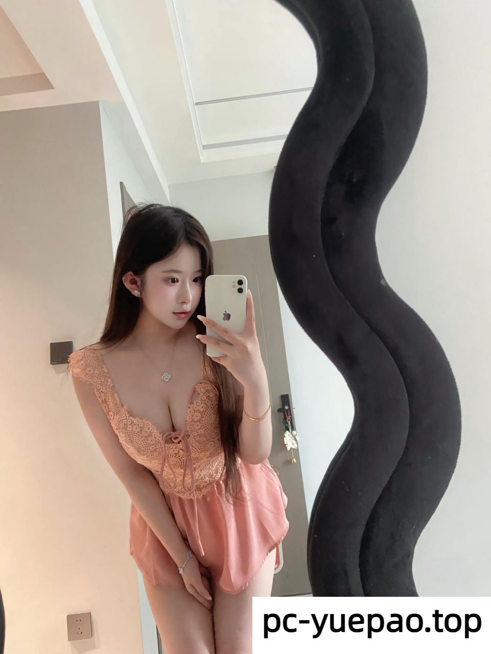 大波甜妹上下唇都能玩