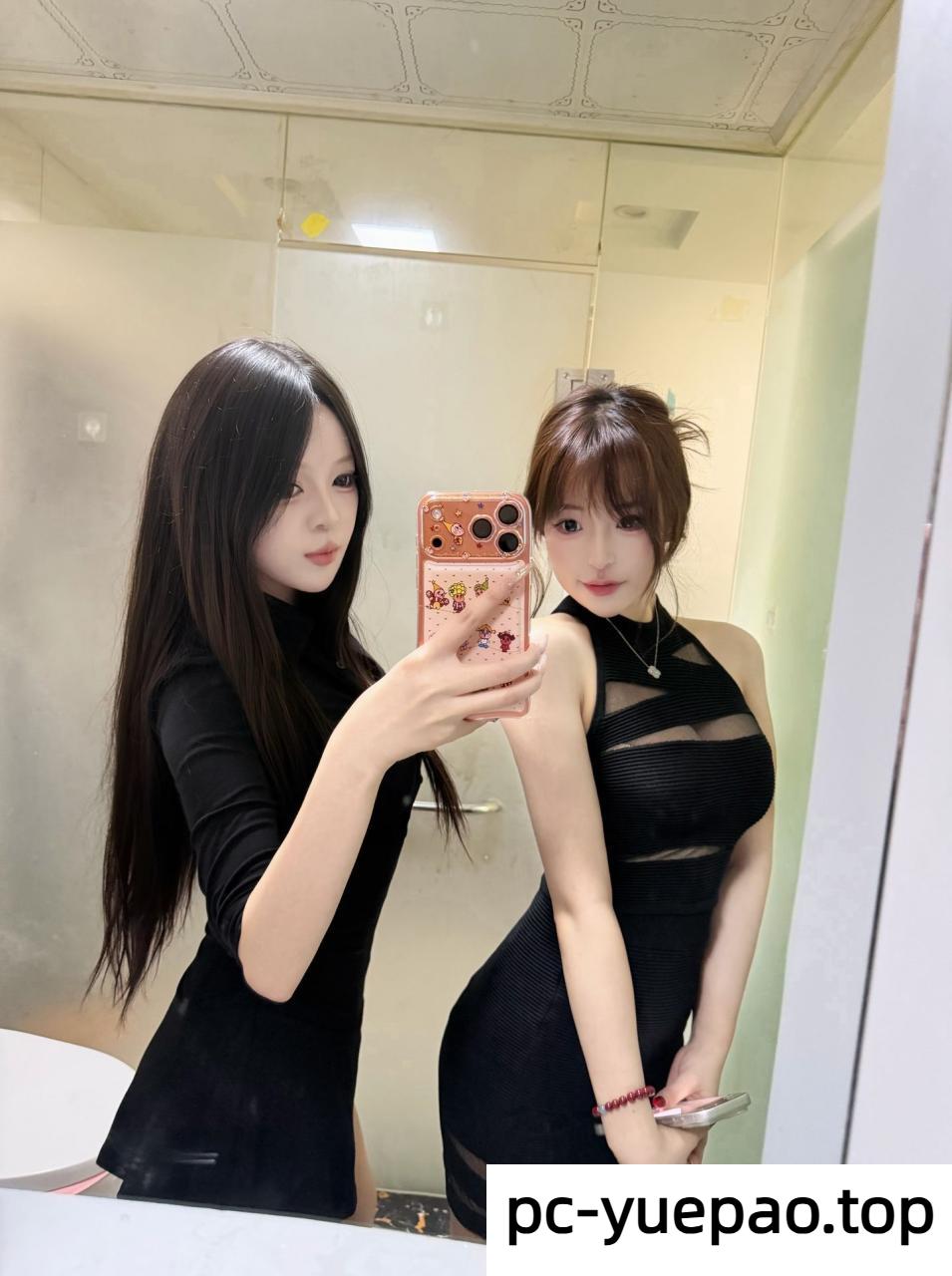 姐妹花玩叠罗汉真爽