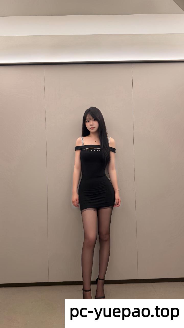 小姑娘穿着开裆黑丝做服务